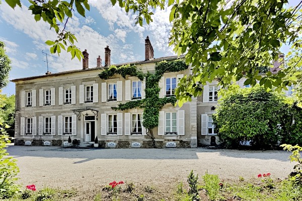 UNDER CONTRACT - 20 rooms manor at 4km from Meaux (77100)