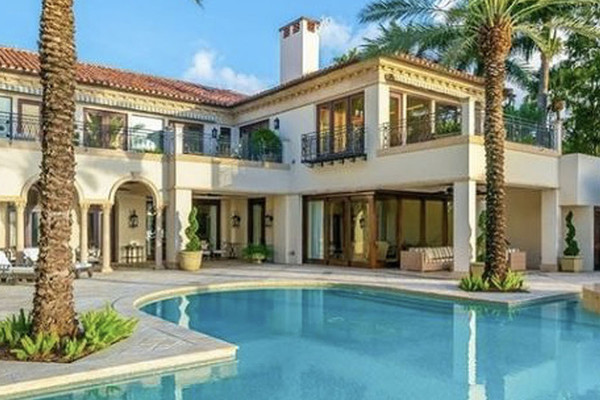 Jennifer Lopez achète une villa avec Coldwell Banker